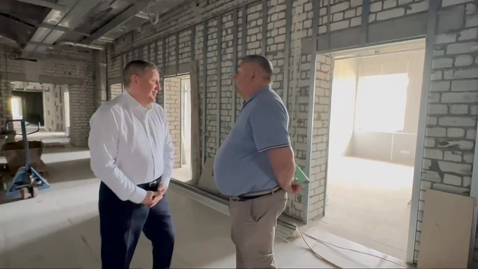 «Почему от вашей работы страдают жители?»: Андрей Бочаров устроил разгон подрядчику, сорвавшему строительство поликлиники в Камышине