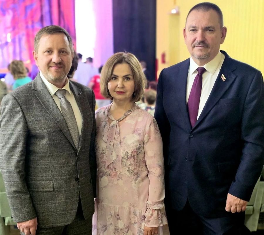 «Сталинградский бал» вновь объединил молодежь и старшее поколение «Сталинградский бал» вновь объединил молодежь и старшее поколение