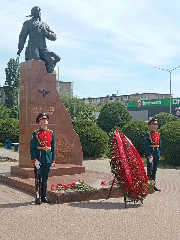 Работники Камышинской городской прокуратуры Волгоградской области приняли участие в торжественных мероприятиях, приуроченных к 110-летию со дня рождения знаменитого лётчика-истребителя, Героя Советского Союза Алексея...