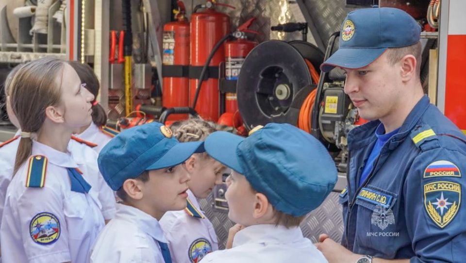 Экскурсия в пожарно-спасательную часть: знакомство с героической профессией Экскурсия в пожарно-спасательную часть: знакомство с героической профессией