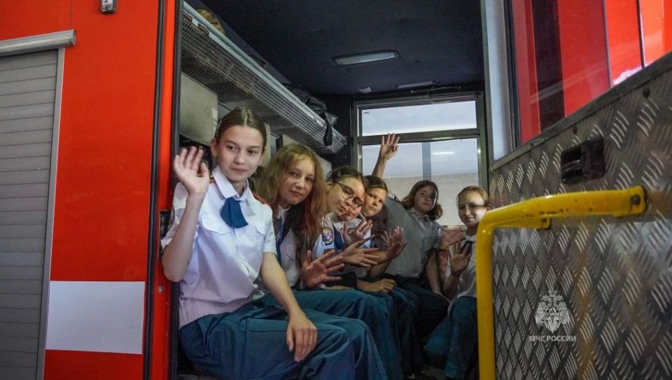 Экскурсия в пожарно-спасательную часть: знакомство с героической профессией Экскурсия в пожарно-спасательную часть: знакомство с героической профессией