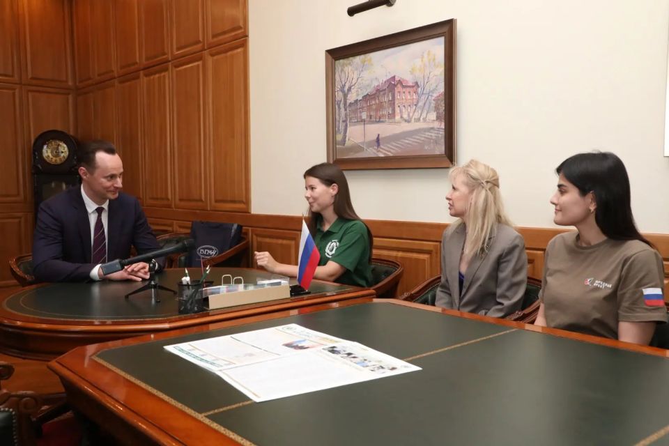 Заместитель председателя парламентского комитета по здравоохранению и охране общественного здоровья, ректор ВолгГМУ Владимир Шкарин провел встречу с командой студентов, одержавших победу в международном патриотическом...
