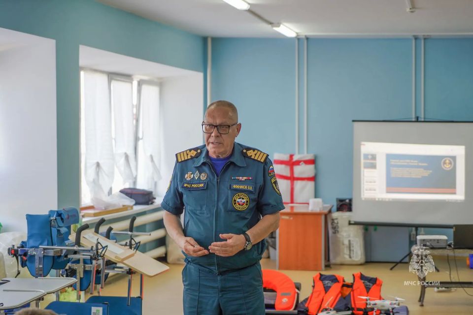 Сотрудники МЧС России и волонтеры Национального центра провели совместное мероприятие Сотрудники МЧС России и волонтеры Национального центра провели совместное мероприятие
