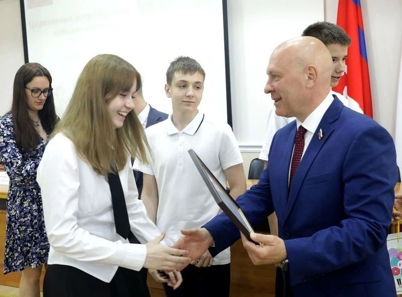 Сегодня в Волгоградской городской Думе чествовали победителей и призёров первого городского интеллектуального квиза «По ступенькам финансовой грамотности»