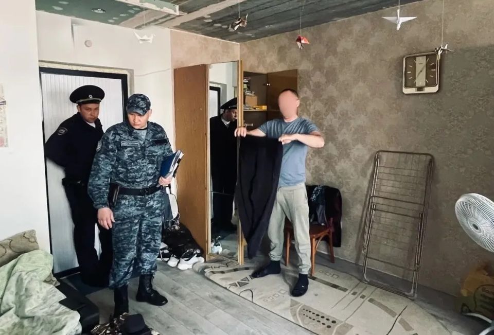 Судебные приставы достали из шкафа мужчину, который задолжал по алиментам почти 600 тысяч рублей на содержание дочери в Волгограде, сообщает ГУ ФССП России по региону