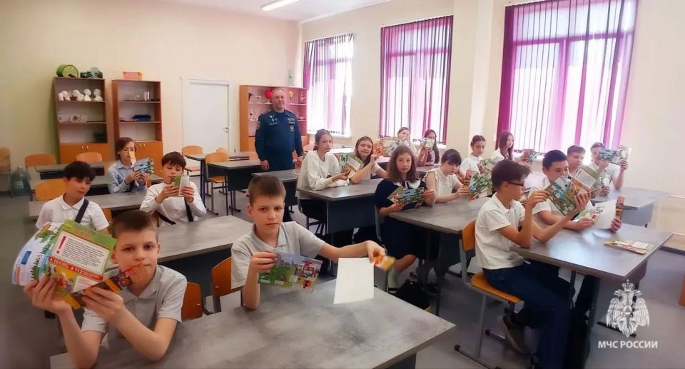 Уроки безопасности. Сотрудники МЧС России продолжают встречи с детьми и открытые уроки на тему безопасности в период летних каникул Уроки безопасности. Сотрудники МЧС России продолжают встречи с детьми и открытые уроки на тему безопасности в период летних каникул