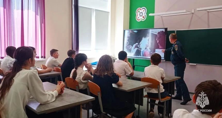 Уроки безопасности. Сотрудники МЧС России продолжают встречи с детьми и открытые уроки на тему безопасности в период летних каникул Уроки безопасности. Сотрудники МЧС России продолжают встречи с детьми и открытые уроки на тему безопасности в период летних каникул