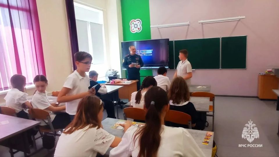 Уроки безопасности. Сотрудники МЧС России продолжают встречи с детьми и открытые уроки на тему безопасности в период летних каникул Уроки безопасности. Сотрудники МЧС России продолжают встречи с детьми и открытые уроки на тему безопасности в период летних каникул