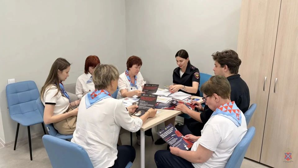 Полицейские провели урок цифровой грамотности для сотрудников Центра занятости Краснооктябрьского и Тракторозаводского районов Полицейские провели урок цифровой грамотности для сотрудников Центра занятости Краснооктябрьского и Тракторозаводского районов