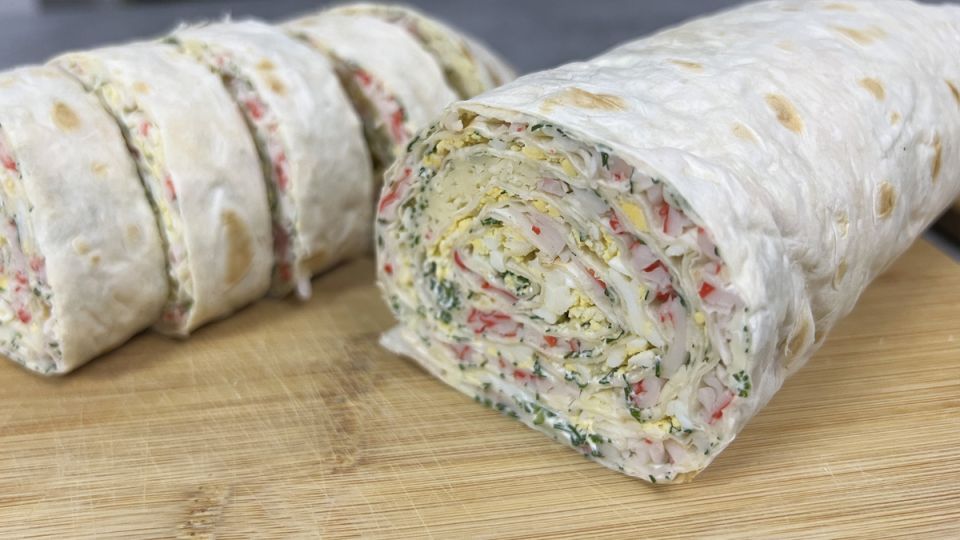 Невероятный рулет из лаваша с крабовыми палочками: новогодняя закуска, которая удивит ваших гостей!