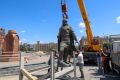 В Волгограде стартовали работы по переносу бронзовой скульптуры Александра Невского с площади Павших Борцов