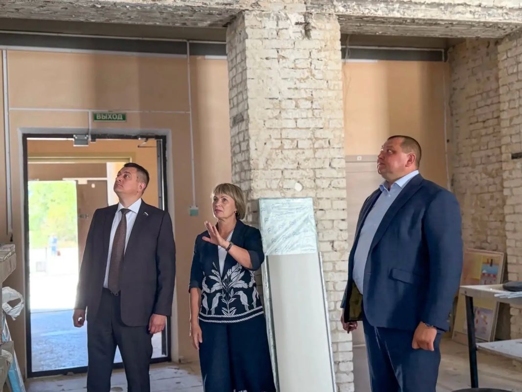 В рамках рабочей поездки в Калачевский район депутат Волгоградской областной Думы Татьяна Распутина ознакомилась с ходом капитального ремонта в образовательных учреждениях города Калача-на-Дону В рамках рабочей поездки в Калачевский район депутат Волгоградской областной Думы Татьяна Распутина ознакомилась с ходом капитального ремонта в образовательных учреждениях города Калача-на-Дону