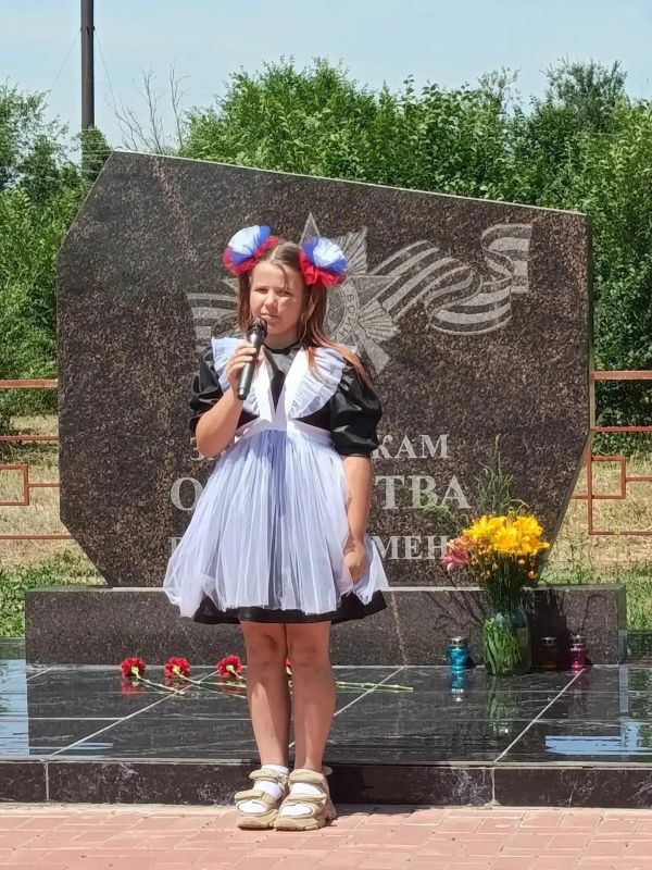 Мемориальные плиты Александру Фомичеву, Данилу Скоморохову и Виктору Сиберту, погибшим в ходе СВО, торжественно открыли в селе Семеновка Камышинского района Волгоградской области, сообщают местные власти