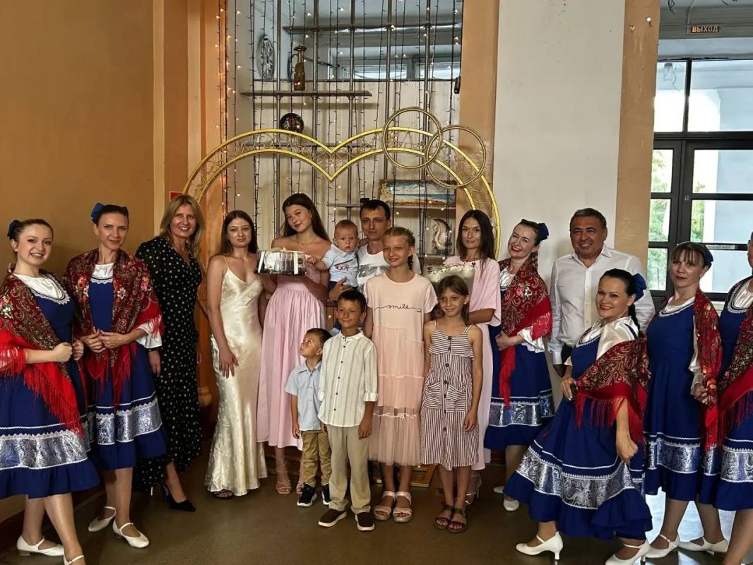 В завершение Дня семьи, любви и верности встретились с семьёй Платоновых в Комплексе культуры и отдыха Советского района Волгограда В завершение Дня семьи, любви и верности встретились с семьёй Платоновых в Комплексе культуры и отдыха Советского района Волгограда
