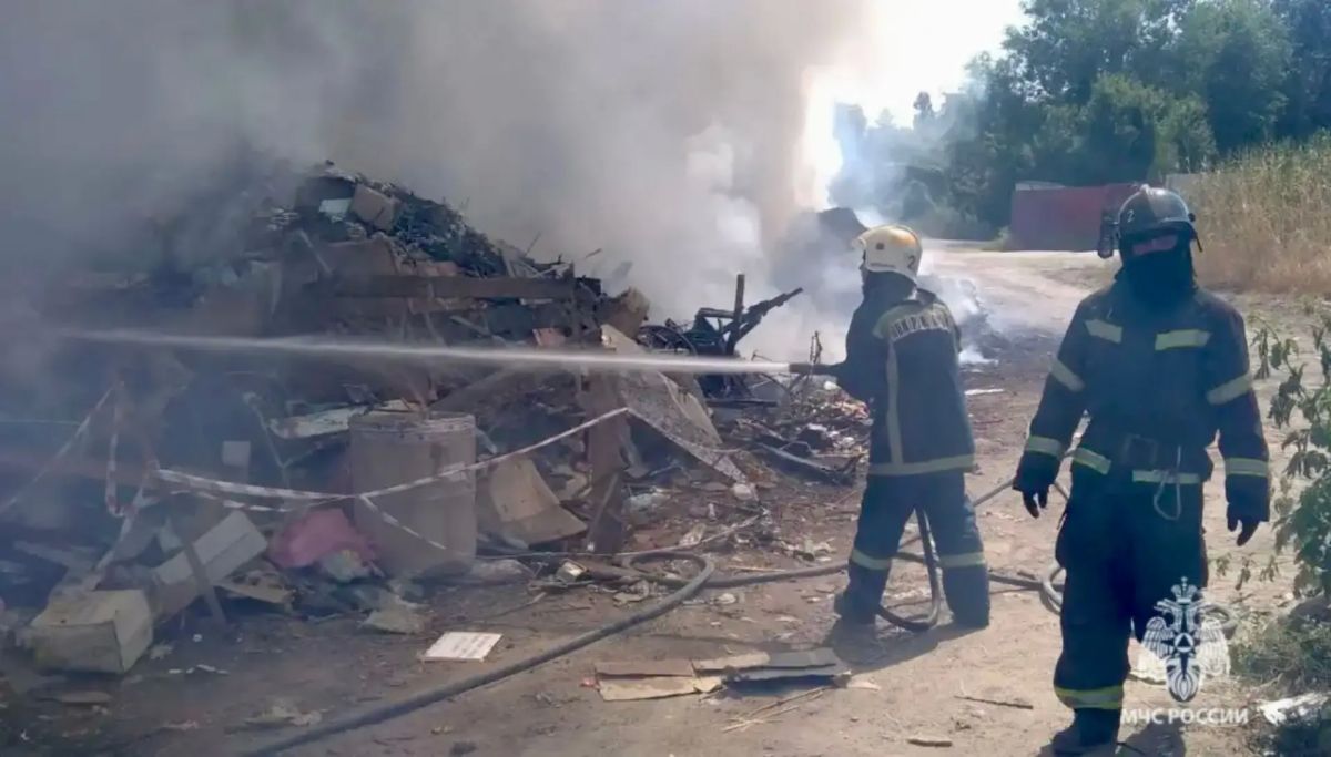 В Волгограде потушили пожар на открытой территории В Волгограде потушили пожар на открытой территории