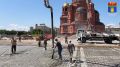 На благоустраиваемой площади Павших борцов специалисты приступили к заливке стального каркаса бетоном для формирования фундаментной плиты, поверх которой будет уложена гранитная плитка