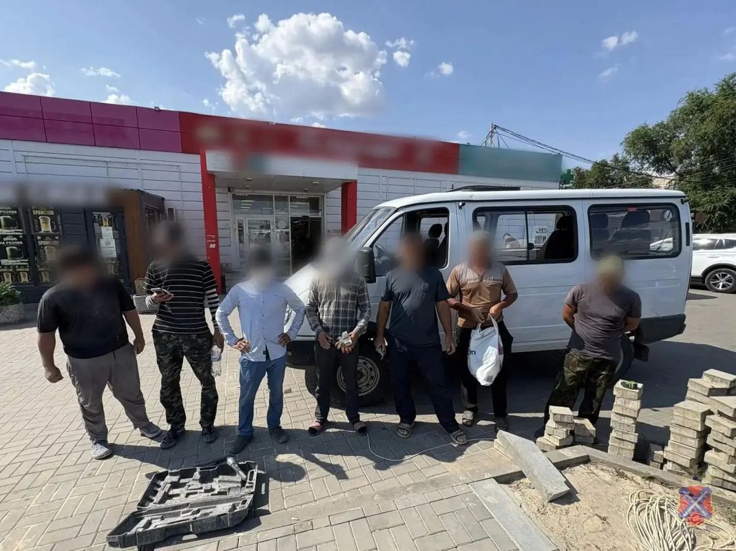Рейды по поиску нелегальных мигрантов провела полиция в трех районах Волгограда Рейды по поиску нелегальных мигрантов провела полиция в трех районах Волгограда