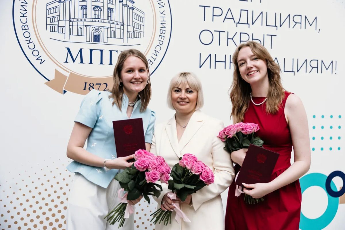 В Москве заместитель Председателя Правительства России Дмитрий Чернышенко, Министр просвещения России Сергей Кравцов, заместитель Министра просвещения РФ Ольга Колударова вручили дипломы с отличием 38 лучшим выпускникам... В Москве заместитель Председателя Правительства России Дмитрий Чернышенко, Министр просвещения России Сергей Кравцов, заместитель Министра просвещения РФ Ольга Колударова вручили дипломы с отличием 38 лучшим выпускникам...