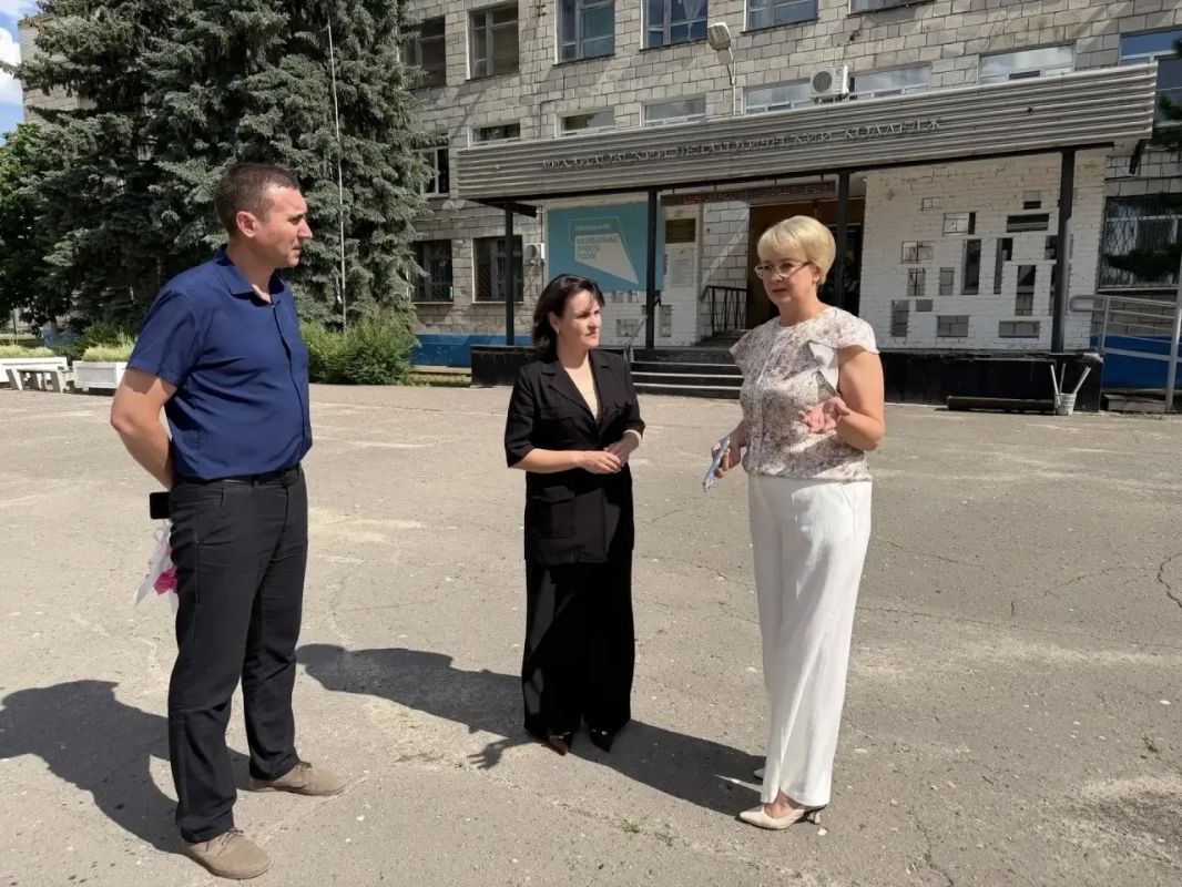 Депутат Волгоградской областной Думы Лариса Гордиенко посетила Михайловский профессионально-педагогический колледж им. В.В. Арнаутова и ознакомилась с ходом выполненных работ по устройству парковочной стоянки возле здания... Депутат Волгоградской областной Думы Лариса Гордиенко посетила Михайловский профессионально-педагогический колледж им. В.В. Арнаутова и ознакомилась с ходом выполненных работ по устройству парковочной стоянки возле здания...