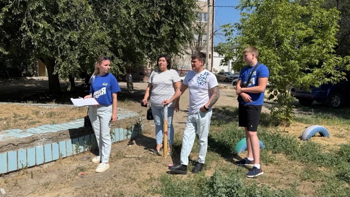 Депутат Волгоградской областной Думы Александр Нелепин в рамках проекта «Безопасность детства» осмотрел детские площадки во дворах по улице Еременко города Волгограда Депутат Волгоградской областной Думы Александр Нелепин в рамках проекта «Безопасность детства» осмотрел детские площадки во дворах по улице Еременко города Волгограда