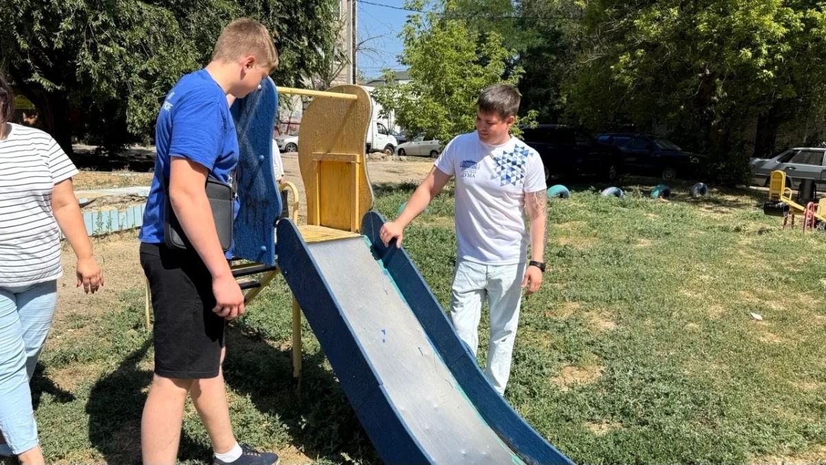 Депутат Волгоградской областной Думы Александр Нелепин в рамках проекта «Безопасность детства» осмотрел детские площадки во дворах по улице Еременко города Волгограда Депутат Волгоградской областной Думы Александр Нелепин в рамках проекта «Безопасность детства» осмотрел детские площадки во дворах по улице Еременко города Волгограда