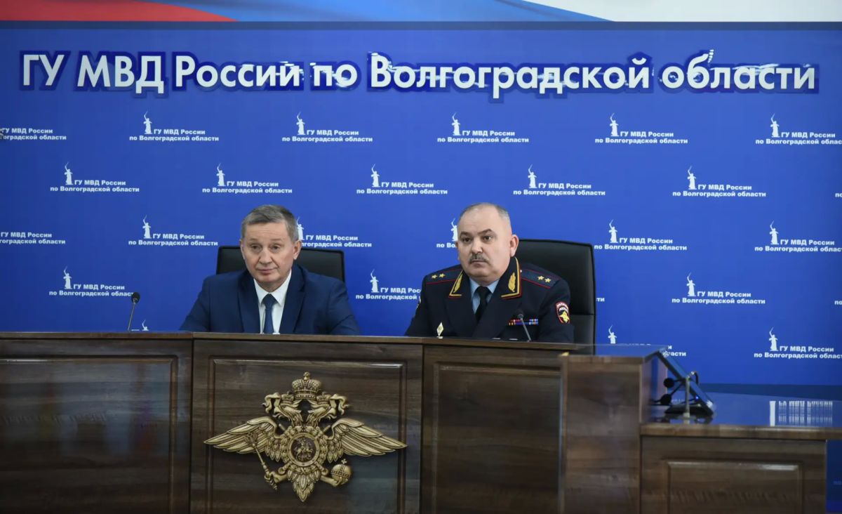 Министр внутренних дел Российской Федерации генерал полиции Российской Федерации Владимир Колокольцев представил нового начальника Главного управления МВД России по Волгоградской области генерал-лейтенанта полиции Павла... Министр внутренних дел Российской Федерации генерал полиции Российской Федерации Владимир Колокольцев представил нового начальника Главного управления МВД России по Волгоградской области генерал-лейтенанта полиции Павла...