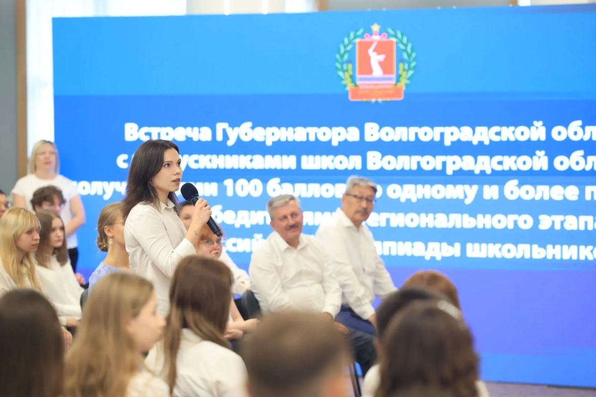 Больше двух часов живого общения: губернатор Андрей Бочаров сегодня встретился с волгоградскими стобалльниками Больше двух часов живого общения: губернатор Андрей Бочаров сегодня встретился с волгоградскими стобалльниками