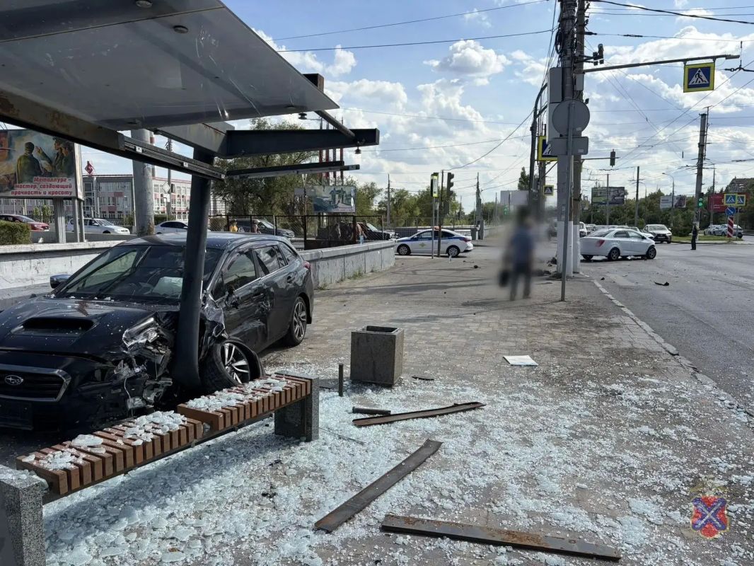 В Волгограде иномарка влетела в остановку, есть пострадавшие