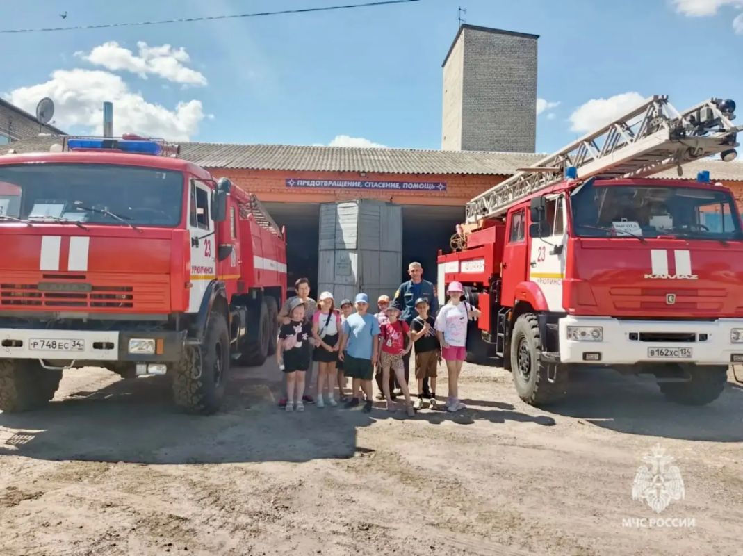 Будни огнеборцев глазами детей: экскурсия в Урюпинске Будни огнеборцев глазами детей: экскурсия в Урюпинске