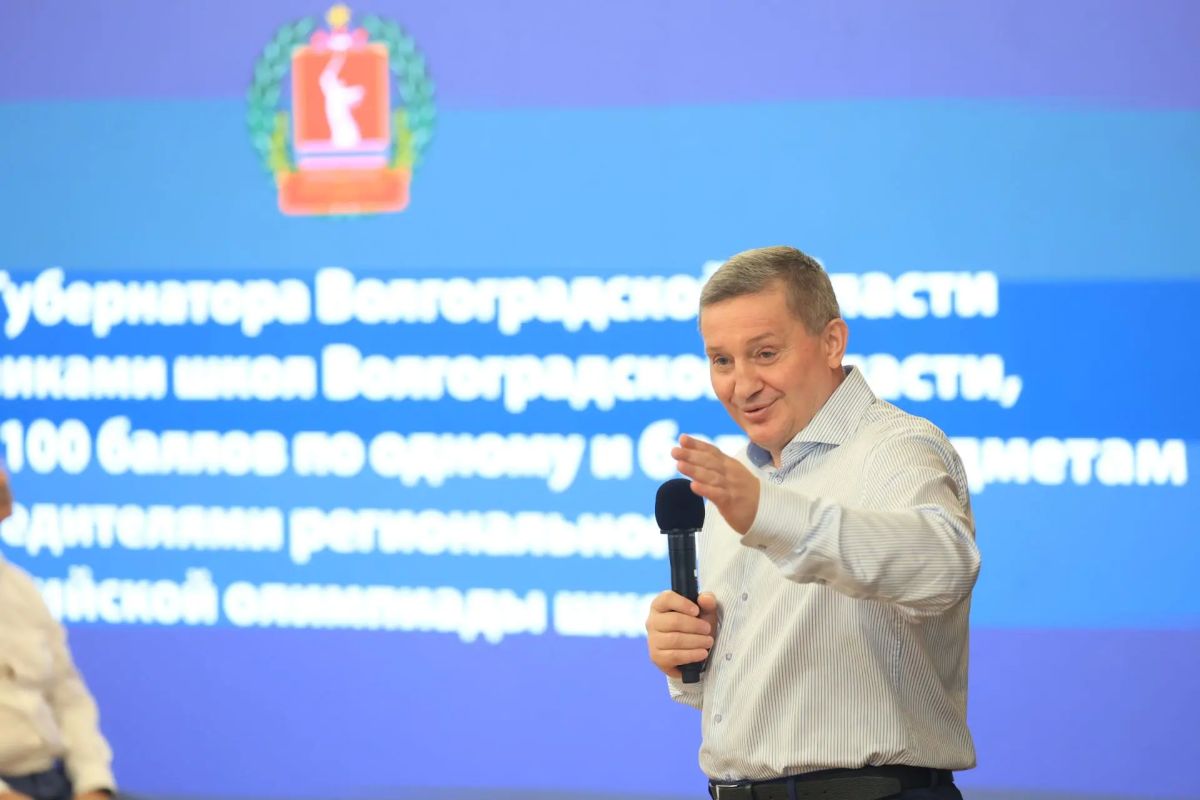 Больше двух часов живого общения: губернатор Андрей Бочаров сегодня встретился с волгоградскими стобалльниками Больше двух часов живого общения: губернатор Андрей Бочаров сегодня встретился с волгоградскими стобалльниками