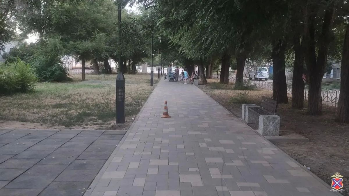 В Ленинском районе разыскивают самокатчицу, сбившую 8-летнего ребенка на тротуаре