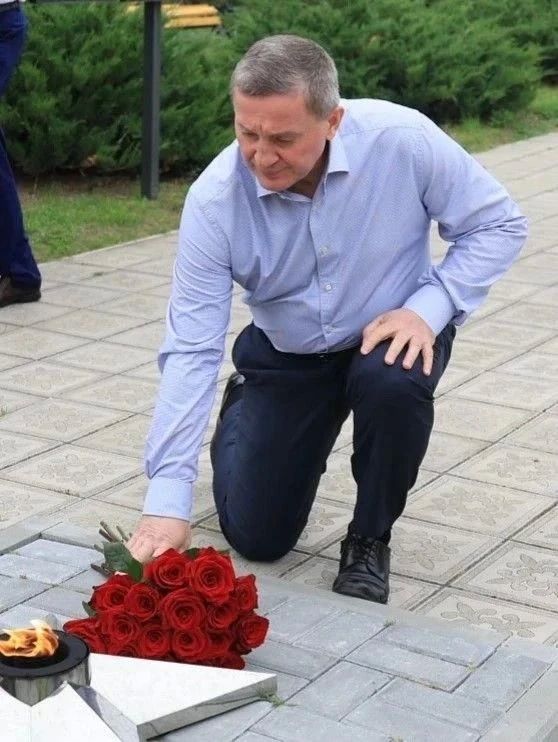 Губернатор Волгоградской области возложил цветы к Вечному огню в станице Михайловской