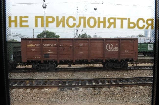 Электровоз грузового поезда сошел с рельсов в Волгоградской области