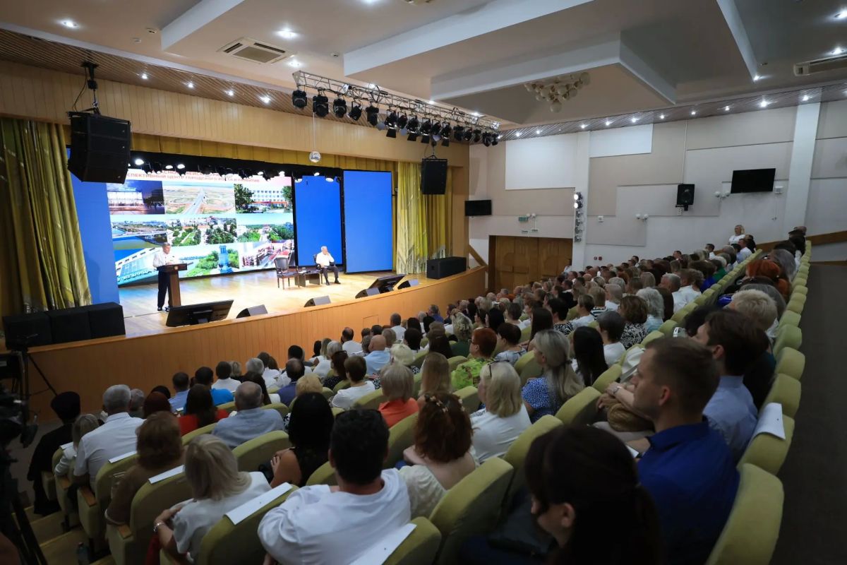 Губернатор Андрей Бочаров обсудил проекты развития Красноармейского района с жителями Губернатор Андрей Бочаров обсудил проекты развития Красноармейского района с жителями