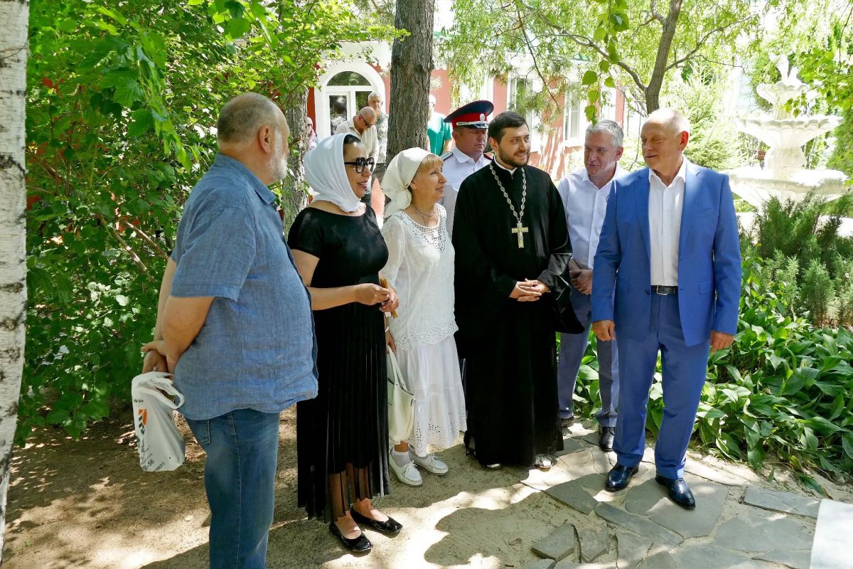 Торжественное открытие скульптурной композиции под названием «Семья – малая церковь» состоялось сегодня у храма Святых Новомучеников и исповедников российских, который находится на территории БСМП Торжественное открытие скульптурной композиции под названием «Семья – малая церковь» состоялось сегодня у храма Святых Новомучеников и исповедников российских, который находится на территории БСМП