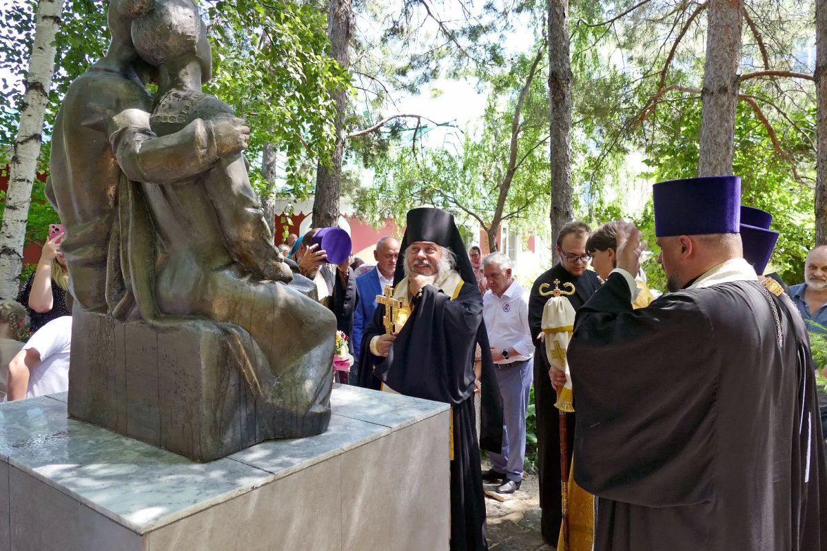 Торжественное открытие скульптурной композиции под названием «Семья – малая церковь» состоялось сегодня у храма Святых Новомучеников и исповедников российских, который находится на территории БСМП Торжественное открытие скульптурной композиции под названием «Семья – малая церковь» состоялось сегодня у храма Святых Новомучеников и исповедников российских, который находится на территории БСМП