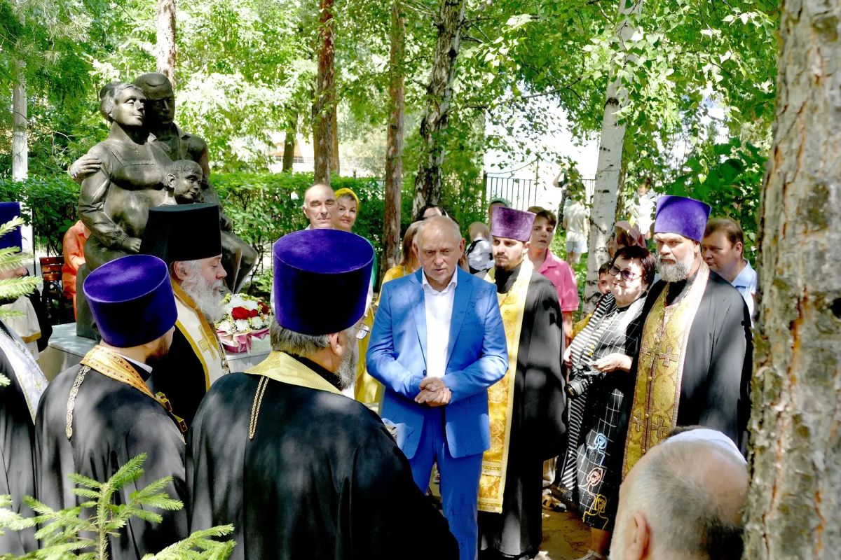 Торжественное открытие скульптурной композиции под названием «Семья – малая церковь» состоялось сегодня у храма Святых Новомучеников и исповедников российских, который находится на территории БСМП Торжественное открытие скульптурной композиции под названием «Семья – малая церковь» состоялось сегодня у храма Святых Новомучеников и исповедников российских, который находится на территории БСМП