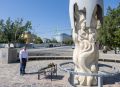 Губернатор Бочаров почтил память жертв бомбардировки Сталинграда, возложив цветы к памятнику мирному населению, погибшему при атаке на город, сообщает администрация региона