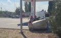 Трактор снес крышу автомобиля на заправке в Волгоградской области