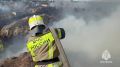 Пожарные продолжают отбивать гаражи от огня в Дзержинском районе