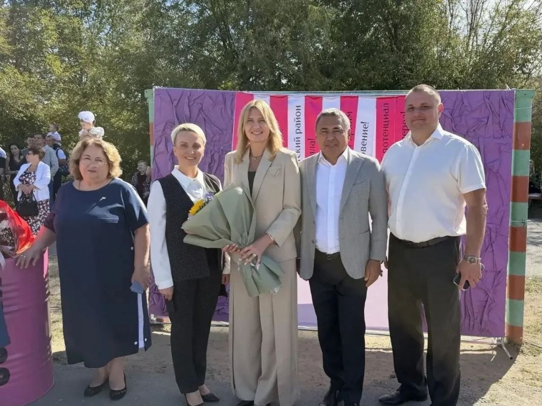 Сегодня депутаты Волгоградской городской Думы побывали на торжественных линейках в школах города-героя и поздравили педагогов и учащихся с Днем знаний и началом нового учебного года Сегодня депутаты Волгоградской городской Думы побывали на торжественных линейках в школах города-героя и поздравили педагогов и учащихся с Днем знаний и началом нового учебного года