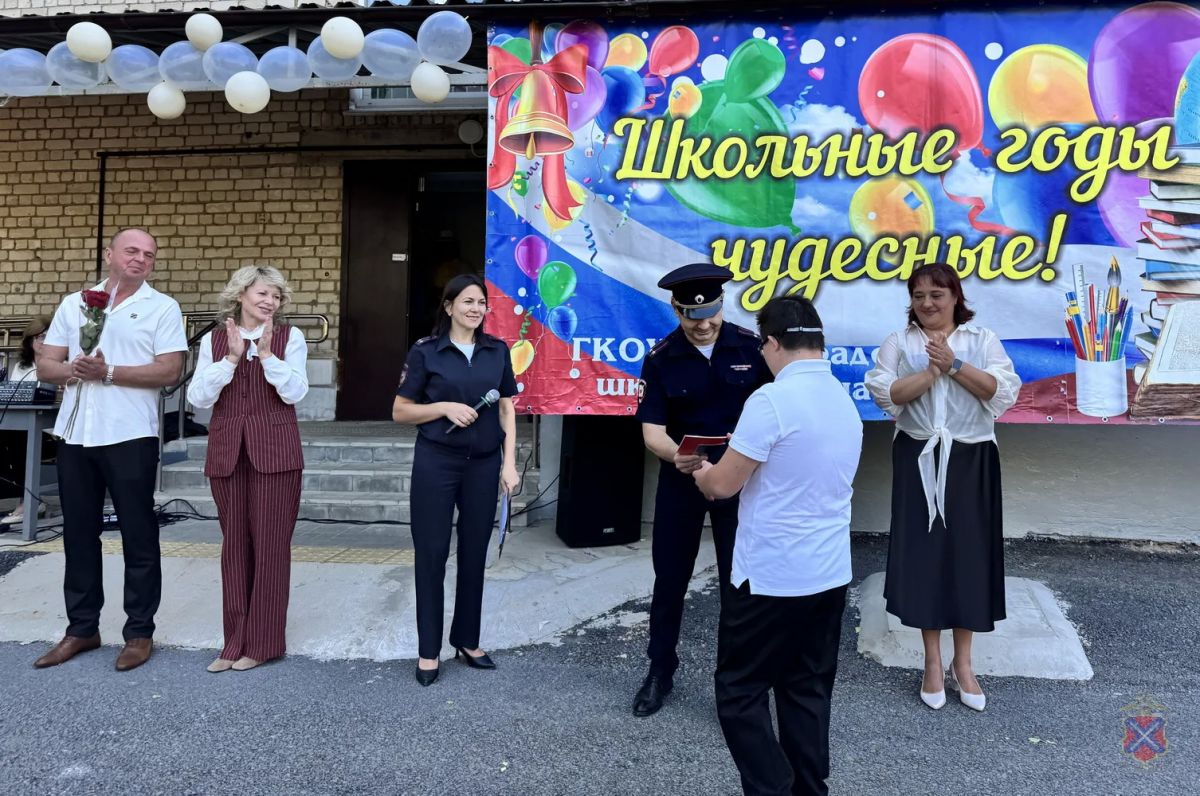 Полицейские вручили школьникам паспорта граждан Российской Федерации