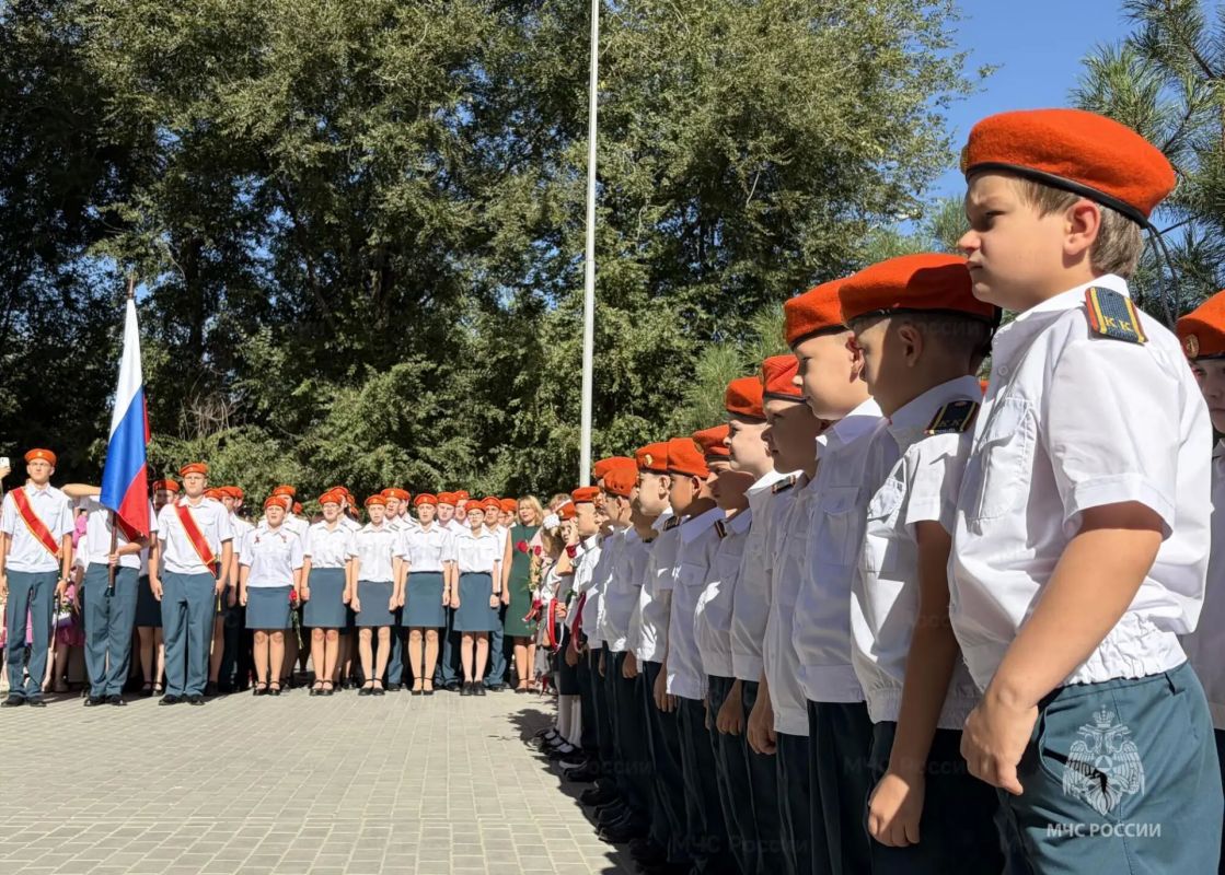 Сотрудники МЧС России поздравили волгоградских кадетов с Днём знаний Сотрудники МЧС России поздравили волгоградских кадетов с Днём знаний