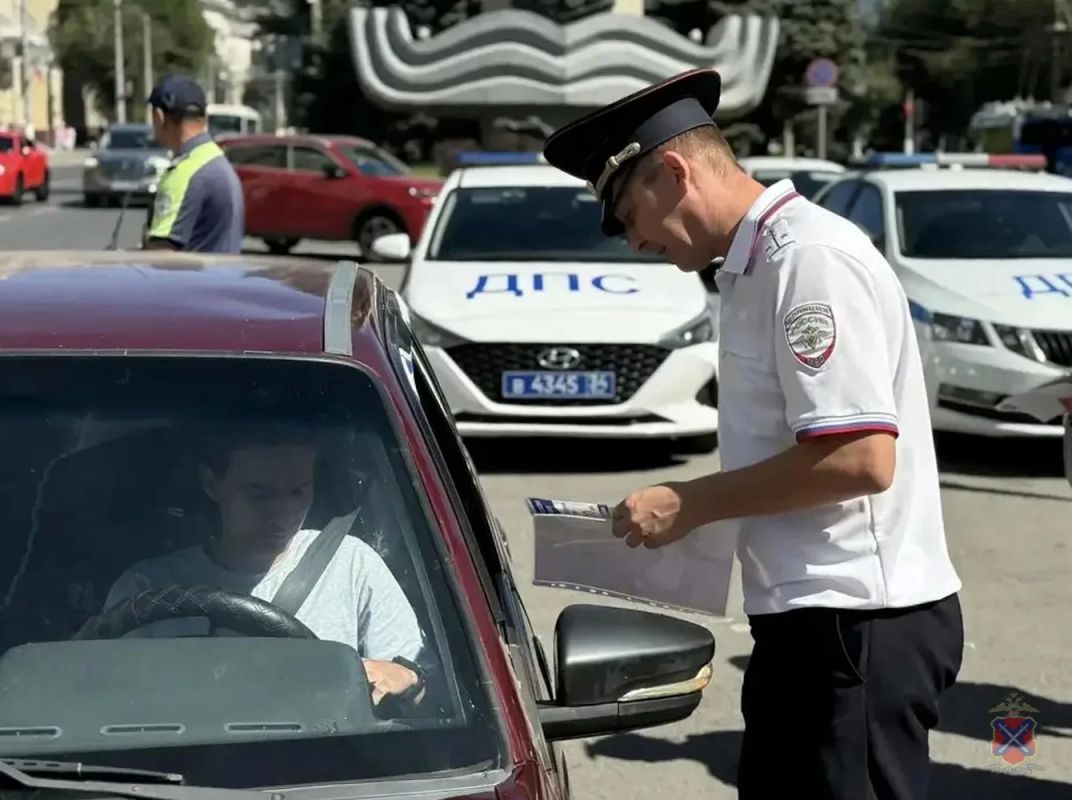 В День знаний сотрудники Волгоградской Госавтоинспекции провели профилактическое мероприятие В День знаний сотрудники Волгоградской Госавтоинспекции провели профилактическое мероприятие