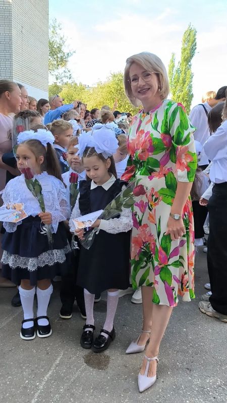 Сегодня для 31 100 юных волжан прозвенел первый звонок Сегодня для 31 100 юных волжан прозвенел первый звонок