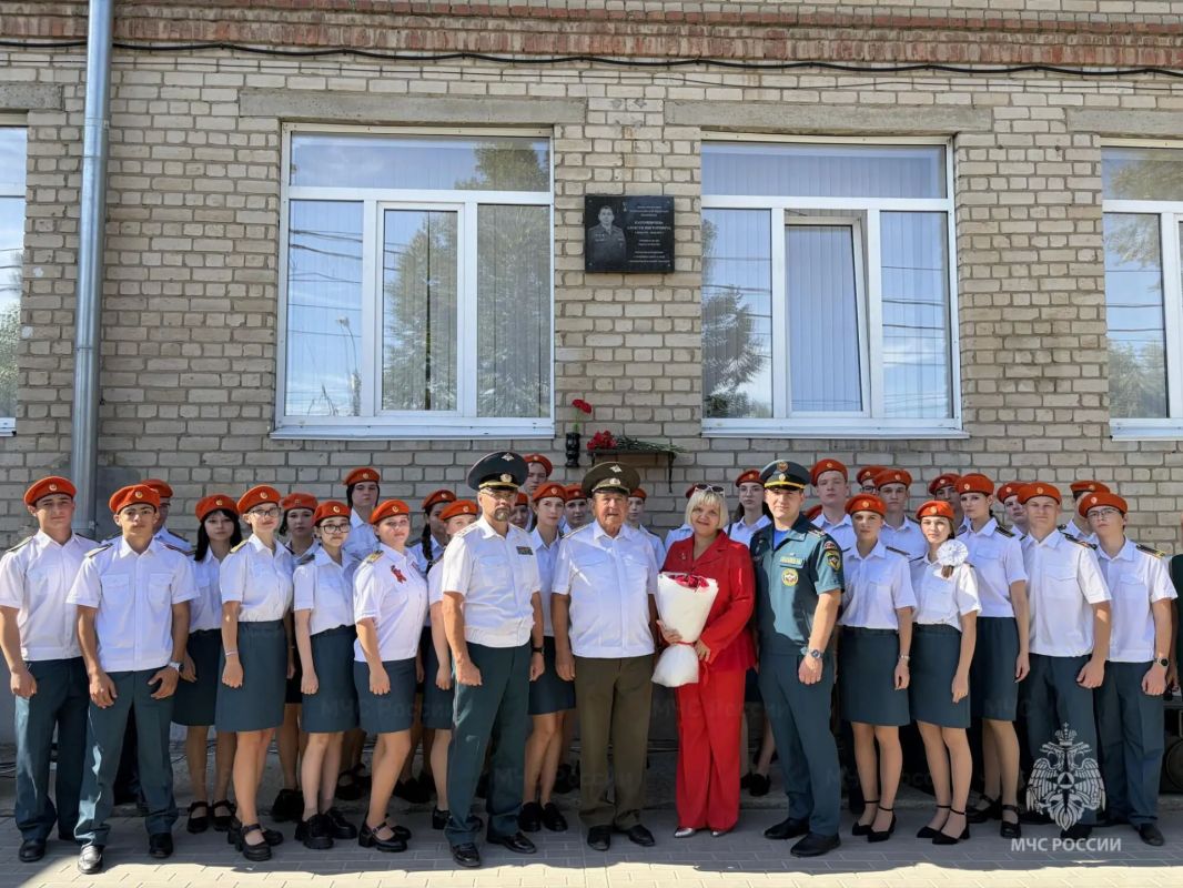 Сотрудники МЧС России поздравили волгоградских кадетов с Днём знаний Сотрудники МЧС России поздравили волгоградских кадетов с Днём знаний