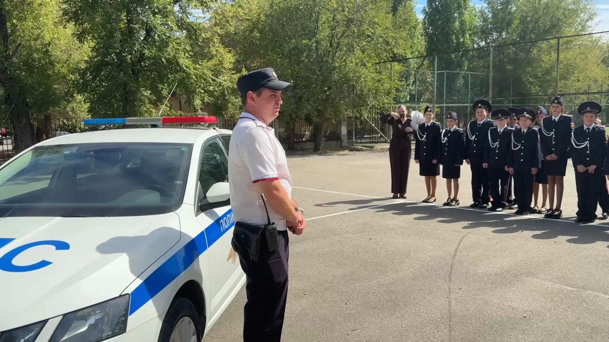 В Волжском сотрудники полиции поздравили кадетов с Днем знаний В Волжском сотрудники полиции поздравили кадетов с Днем знаний