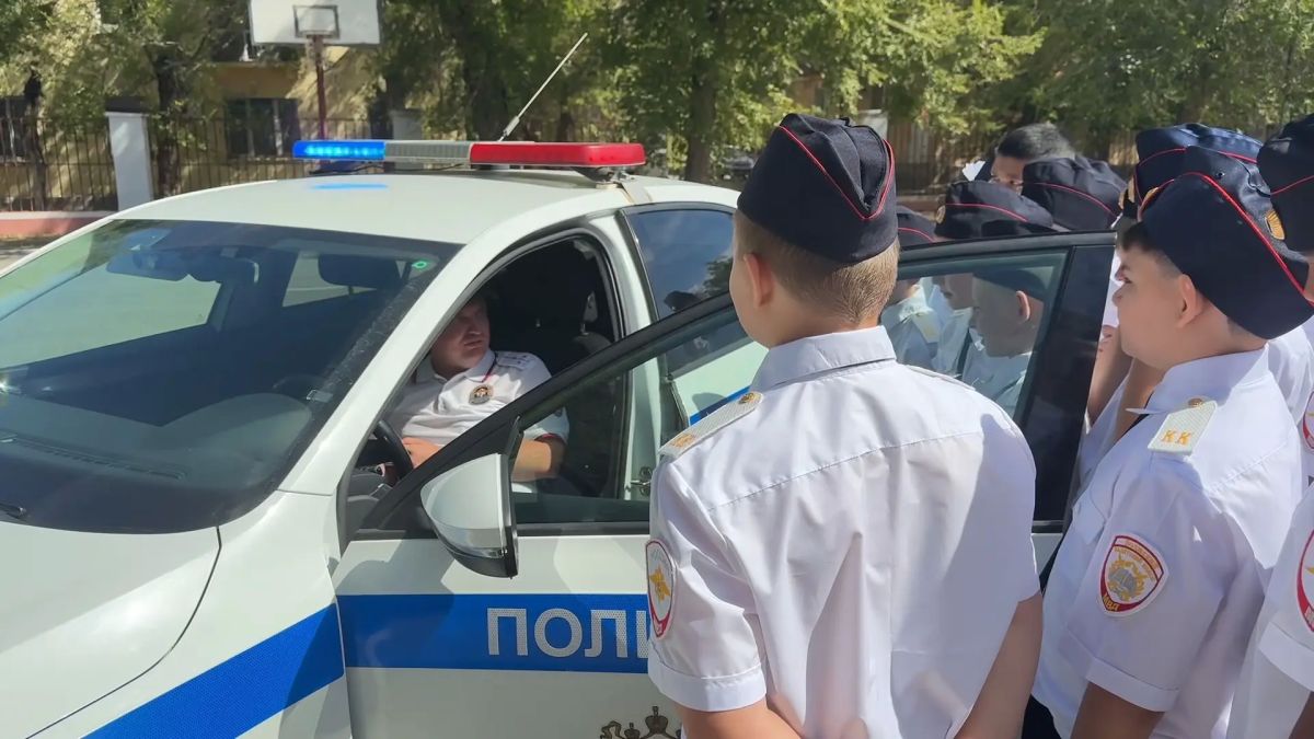 В Волжском сотрудники полиции поздравили кадетов с Днем знаний В Волжском сотрудники полиции поздравили кадетов с Днем знаний