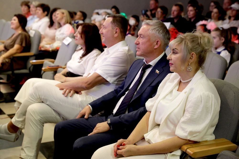 Сегодня на территории бизнес-гимназии состоялась торжественная линейка, посвященная началу нового учебного года и 20-летнему юбилею школы Сегодня на территории бизнес-гимназии состоялась торжественная линейка, посвященная началу нового учебного года и 20-летнему юбилею школы