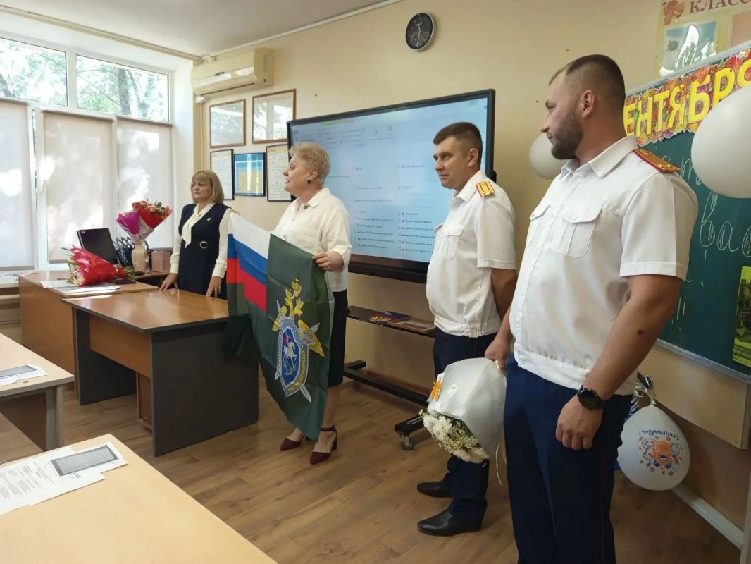 Сотрудники СУ СК России по Волгоградской области поздравили учащихся новых профильных кадетских классов с Днем знаний Сотрудники СУ СК России по Волгоградской области поздравили учащихся новых профильных кадетских классов с Днем знаний